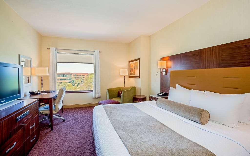 Sonesta Milwaukee West Wauwatosa Hotel Room photo